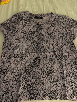 Bershka t shirt used, purple leopard print, size S