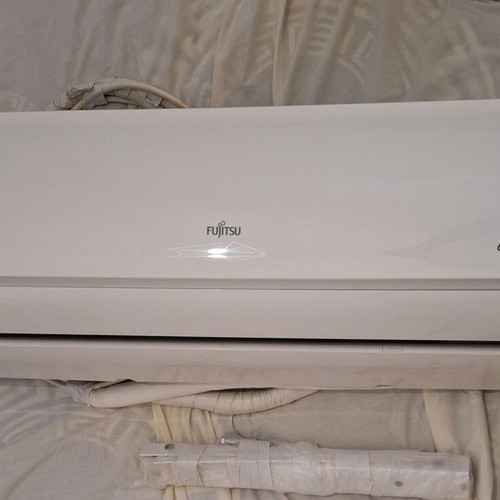 Fujitsu ASYA12KLWA/AOYA12KLWA air conditioner 12000 BTU like new with extra air filters