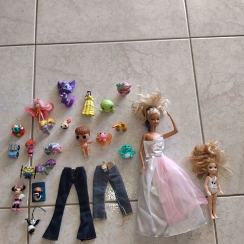 Dolls, clothes and more, pack
