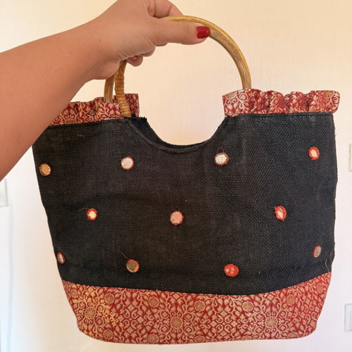 Handbag like new with unique design and large capacity, black and red