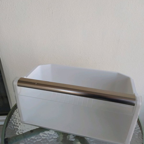 Siemens KG39NAOO refrigerator drawer like new