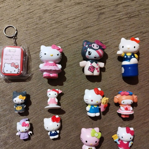 Hello Kitty figures pack like new, 11 figures and keychain