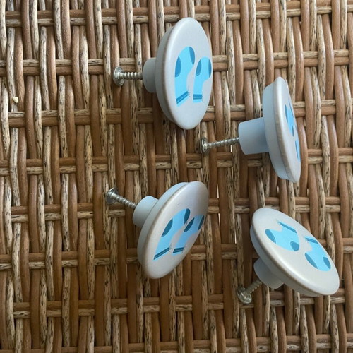 Children's door knobs set of 4 like new