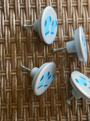 Children's door knobs set of 4 like new