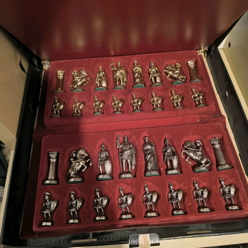 Manopoulos chess set like new, burgundy and gold, wood and bronze