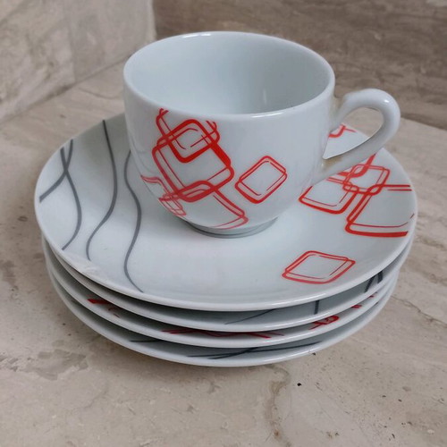 Coffee cup and 4 matching saucers used