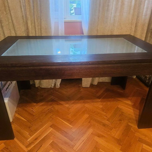 Dining table like new, solid wood with elegant design