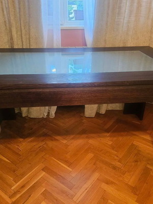 Dining table like new, solid wood with elegant design