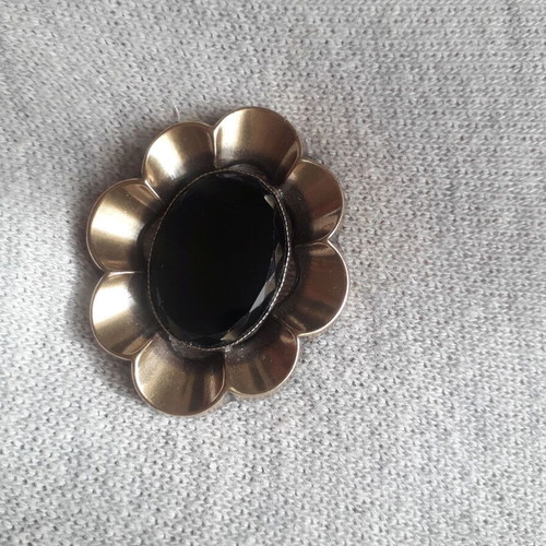 Tie pin like new with oval black stone and gold-colored design