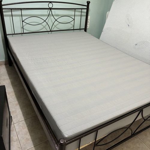 Metal bed with mattress and topper 160x200, like new