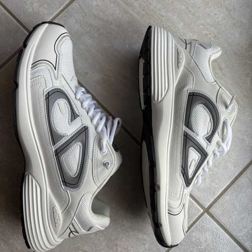 Athletic shoes size 44 like new, white