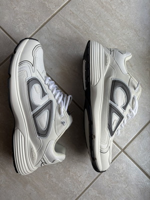 Athletic shoes size 44 like new, white