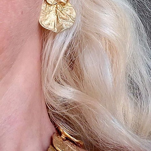 Metal gold-plated vintage jewelry set used