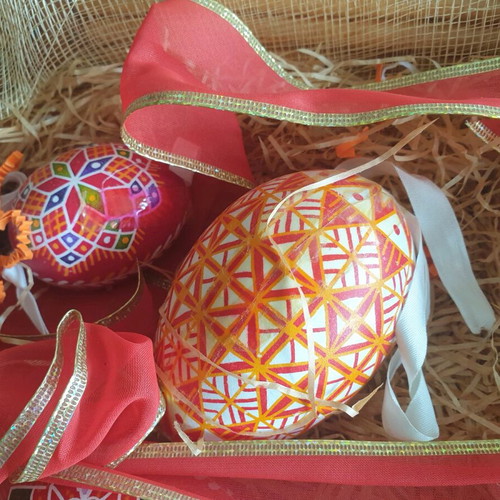Easter egg basket like new, woven with wooden handles