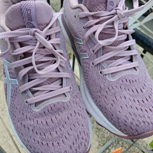 Asics Gel-Nimbus 24 women's running shoes like new, size 39, Barely Rose