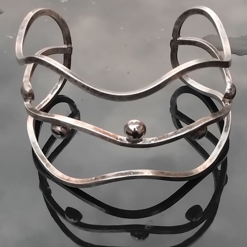 Vintage silver cuff bracelet 80s like new, wavy design