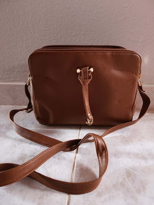 Camel crossbody with gold details new, elegant and practical