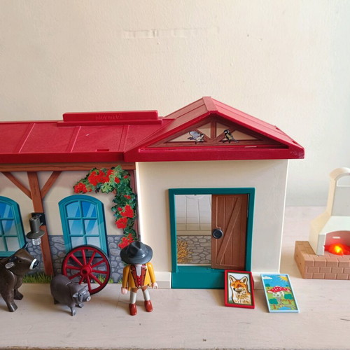 Playmobil suitcase used with missing parts