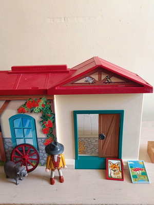 Playmobil suitcase used with missing parts