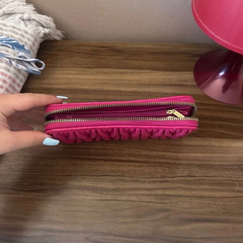 Women's fuchsia wallet like new with zipper and quilted design