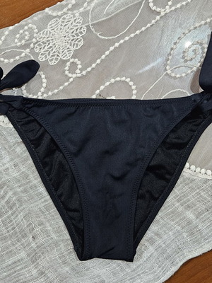 Yamamay black swimsuit like new, adjustable ties, full coverage