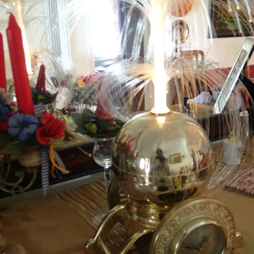 Collectible clock like new with lighting and rotating solinas