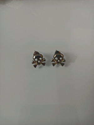 Skull earrings with yellowing
