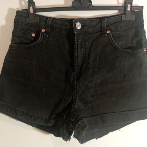 Bershka black cotton denim shorts like new, medium rise mom fit, size M