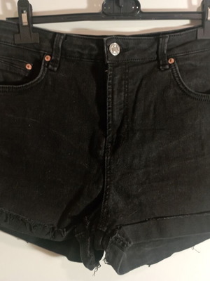 Bershka black cotton denim shorts like new, medium rise mom fit, size M