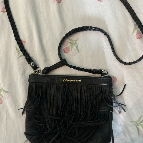 H&M black shoulder bag with fringe and "Follow your heart"