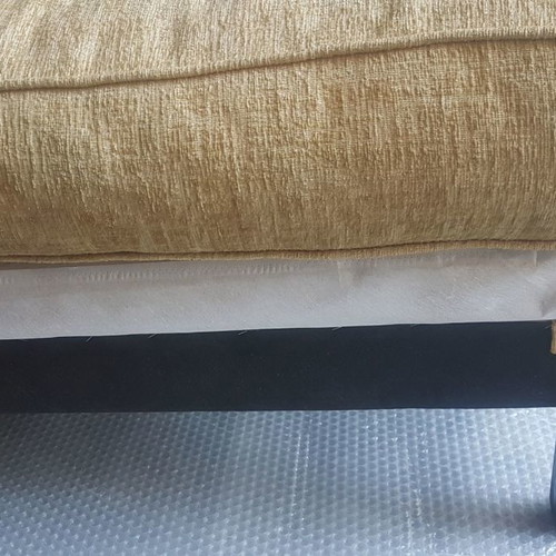 Armchair like new with wooden legs 1.10 x 1.10 meters