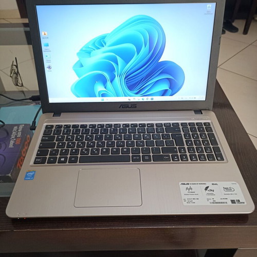 Asus R540L laptop like new, Intel Core i3, 8GB RAM, 128GB SSD, 15.6" FHD