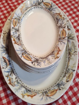 Porcelain fish-themed serving platter set like new, 1 large and 6 small oval plates