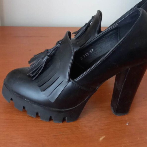 Black women's shoe size 37 like new