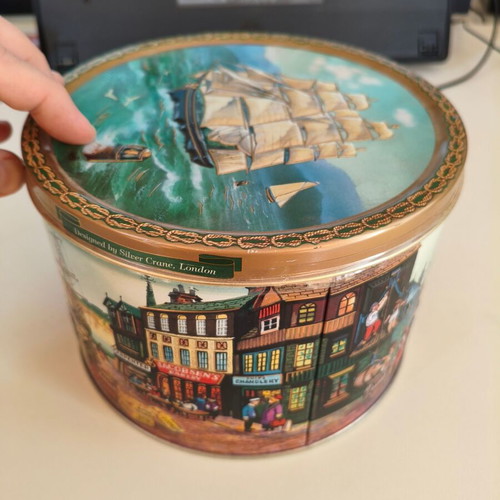 Vintage Jacobsen Bakery LTD Denmark tin box 19cm diameter 13cm height like new