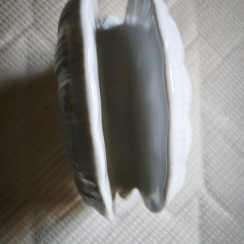 Napkin holder in clam shape white like new