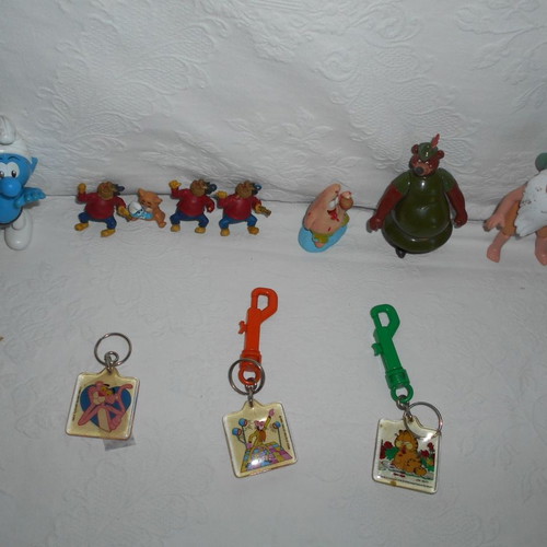 Disney and other comics figures and keychains used, pack of 22
