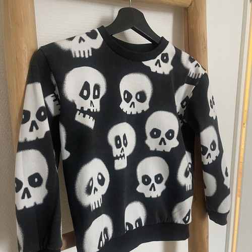 H&M boy sweater size 122/128 black and white