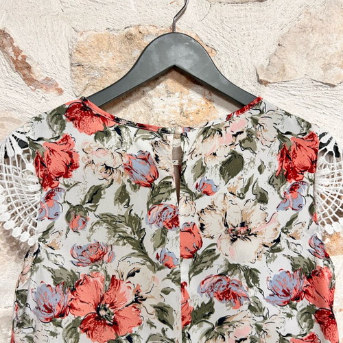 Emery Rose Floral Summer Dress like new with crochet lace sleeves, size S