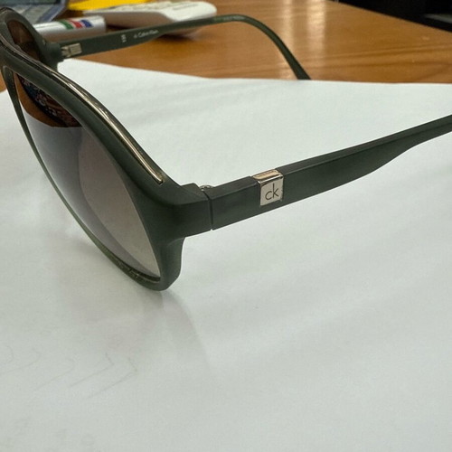 Calvin Klein unisex sunglasses like new, green