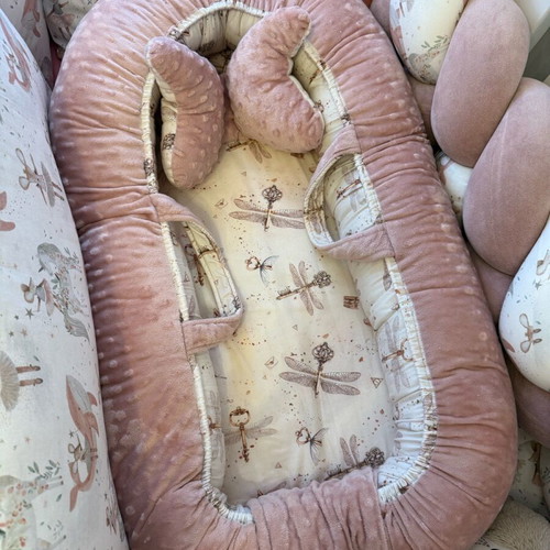Baby Nest Winged Key like new with latex mattress and cotton fabric