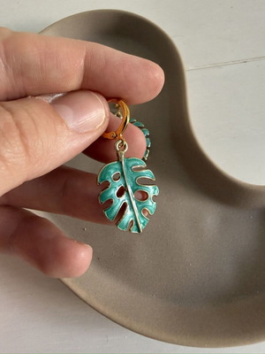 Monstera earrings like new, green