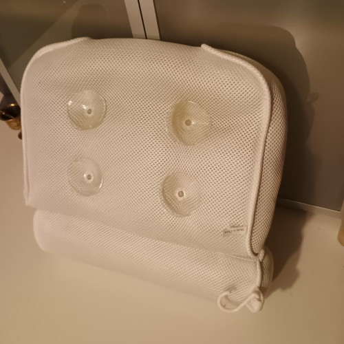 Travel pillow with 4 suction cups like new