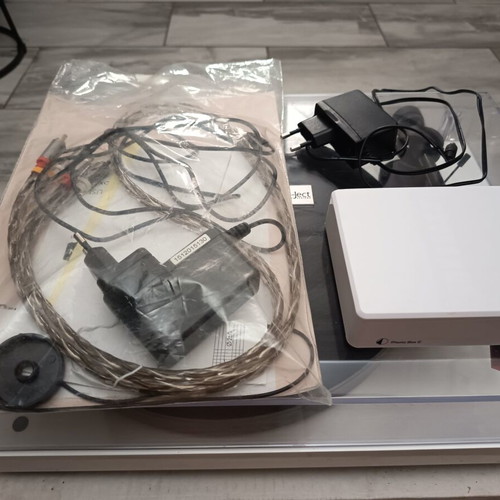 Pro-ject Debut Carbon E-sprit SB turntable white with Phono Box E preamp