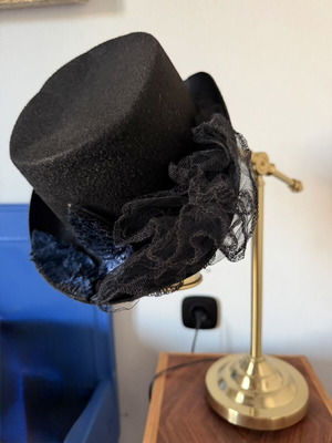 Fascinator hat like new with lace and black decorative stone