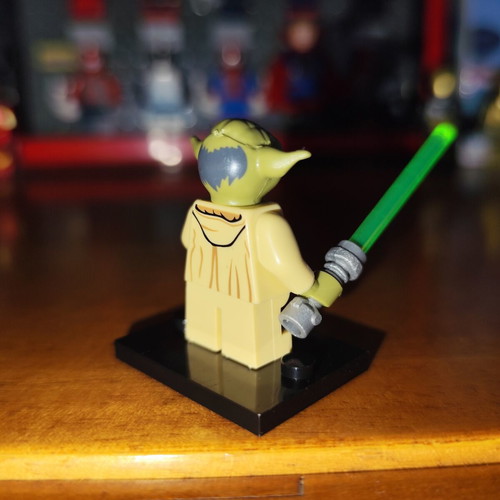 Φιγούρα Yoda σαν καινούργια με βάση και πράσινο lightsaber