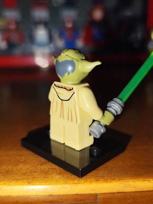 Φιγούρα Yoda σαν καινούργια με βάση και πράσινο lightsaber