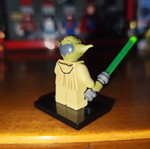 Φιγούρα Yoda σαν καινούργια με βάση και πράσινο lightsaber