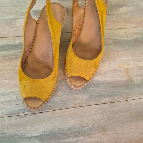 Viguera leather yellow peep toe espadrilles size 39 used