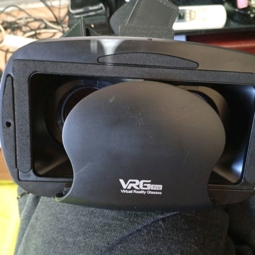 VR Glasses with Built-In Headphones like new